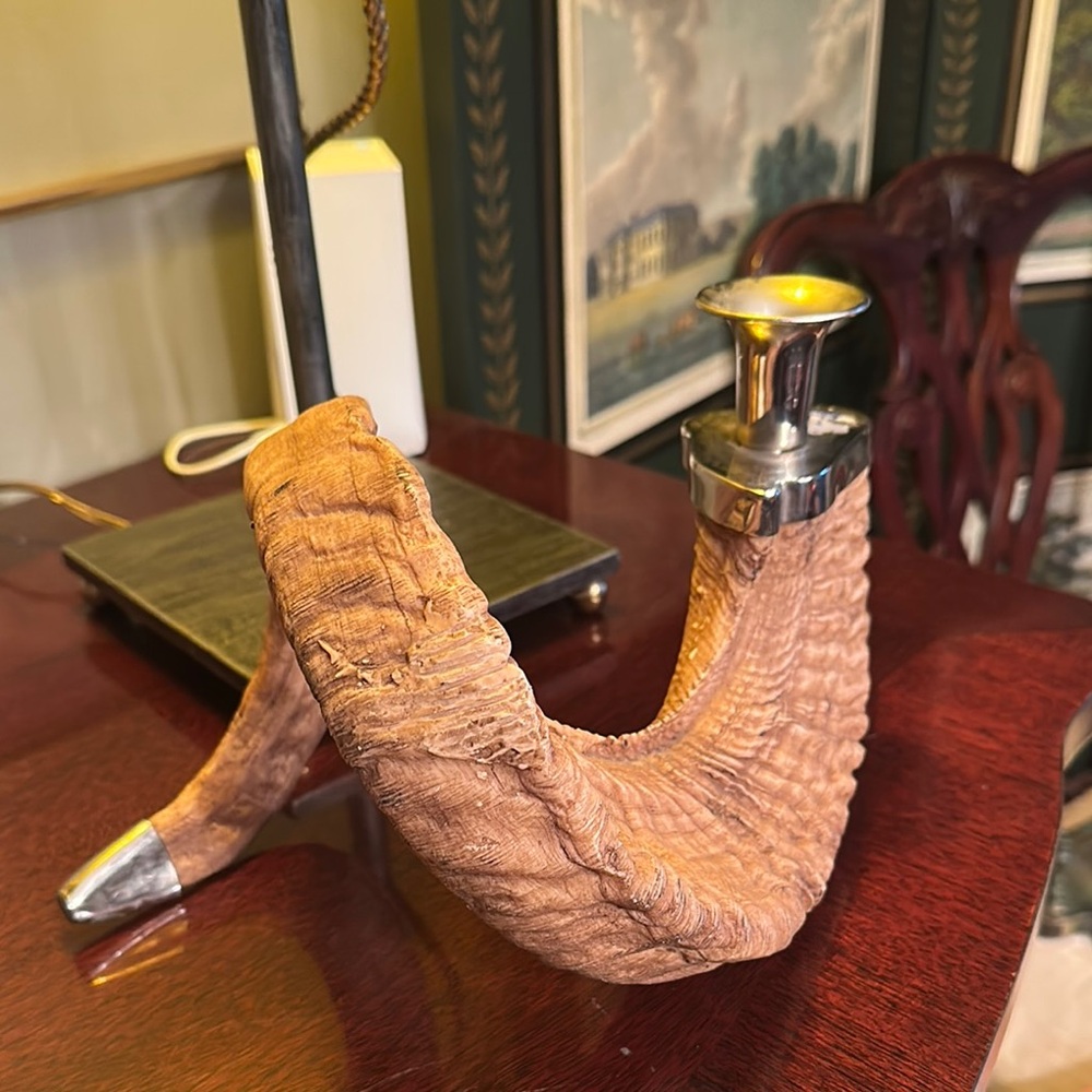 Unique Ram Horn Candle Holder with Silver Accents it doesn’t have a balance